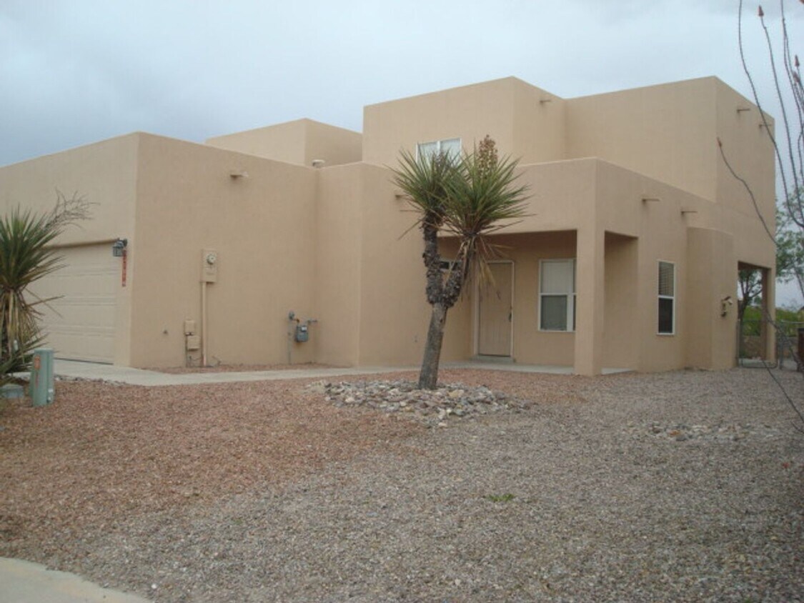 Foto principal - Cute Townhouse in Desirable Area- Close to...