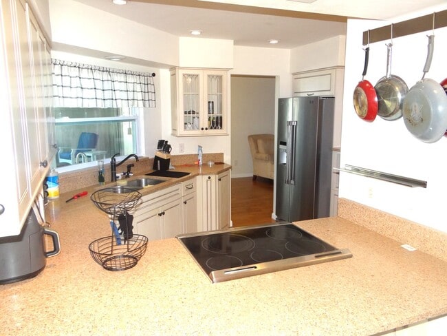 Building Photo - 2 bedrooms for rent in this single family home.