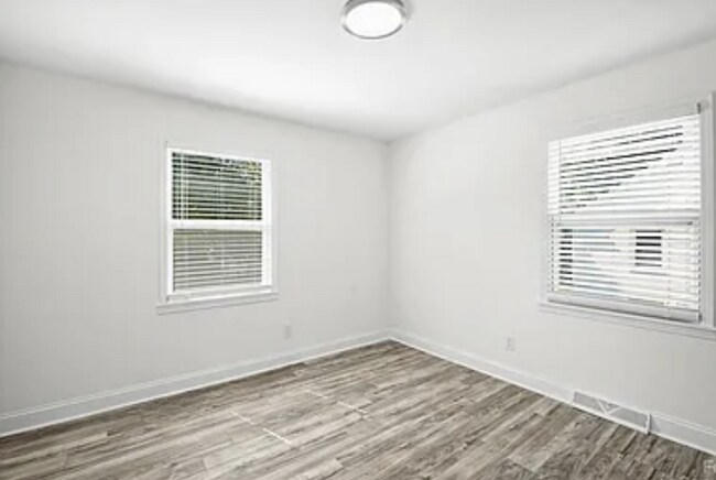 Foto del edificio - 3900 Rhodes Ave