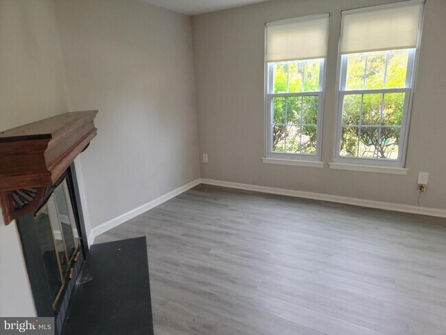 Foto del edificio - 7475 Lone Star Rd