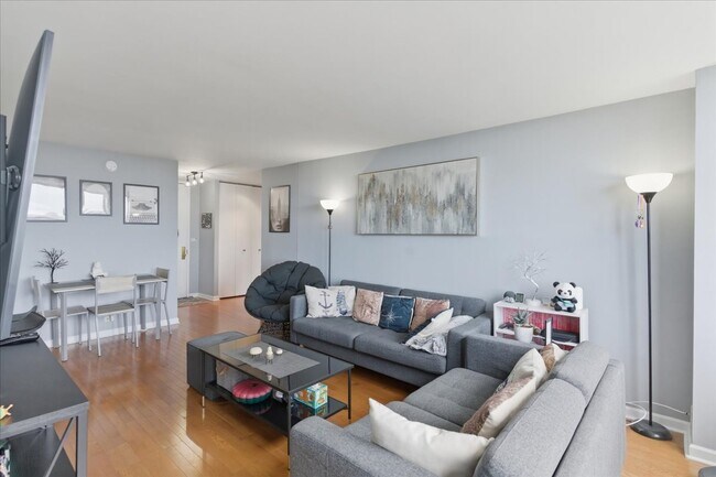 Foto del edificio - 655 W Irving Park Rd