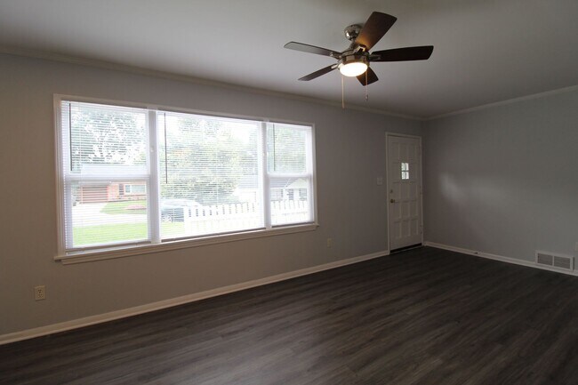 Building Photo - 3 Bedroom 1 Bath Home In Prairie Village