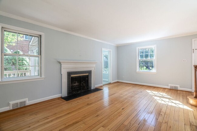 Foto del edificio - Charming 3 Bedroom Colonial Home in Bethesda