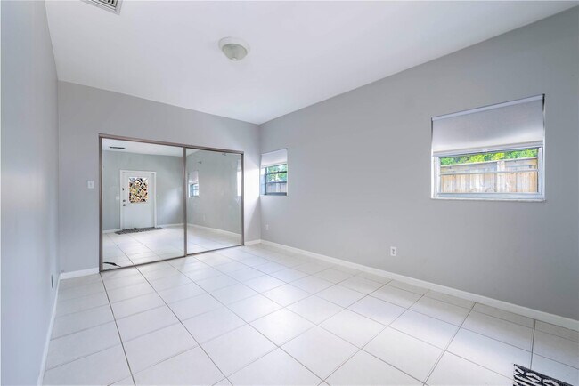 Foto del edificio - 121 NW 36th St