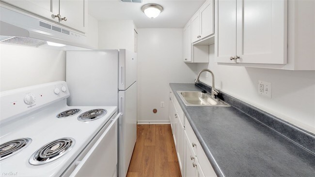 Building Photo - 1 br, 1 bath Apartment - 801 Green Rd # 417