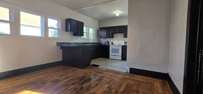Building Photo - 409 Corunna Ave