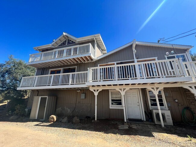 Foto del edificio - 3BR/3BA 3-Story HOME w/ AMAZING VIEWS LOCA...