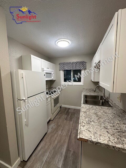 Foto del edificio - 2 Bed 1 Bath Upstairs Apartment