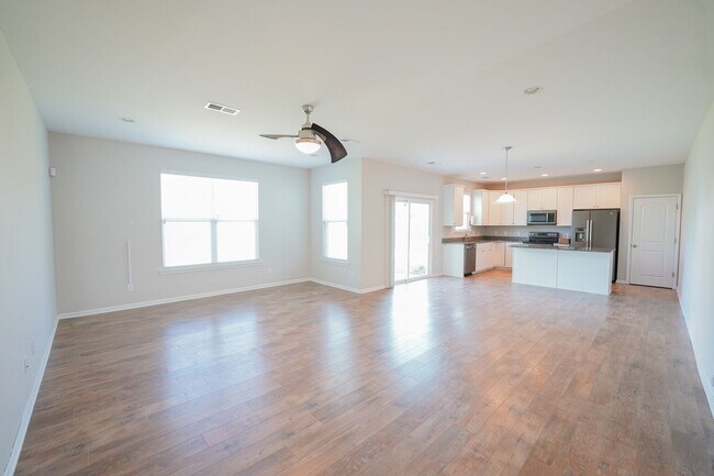 Foto del edificio - Coming Available!