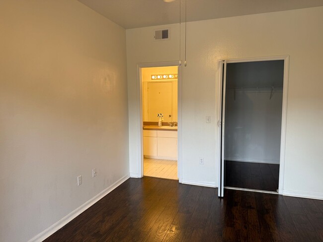 Building Photo - 1 bed 1 bath condo in Metrowest