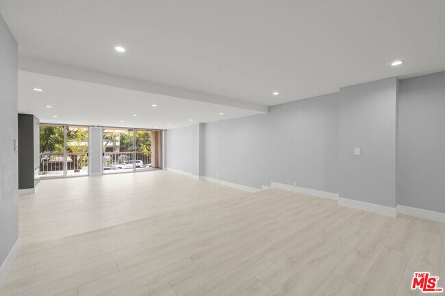 Building Photo - 441 N Oakhurst Dr