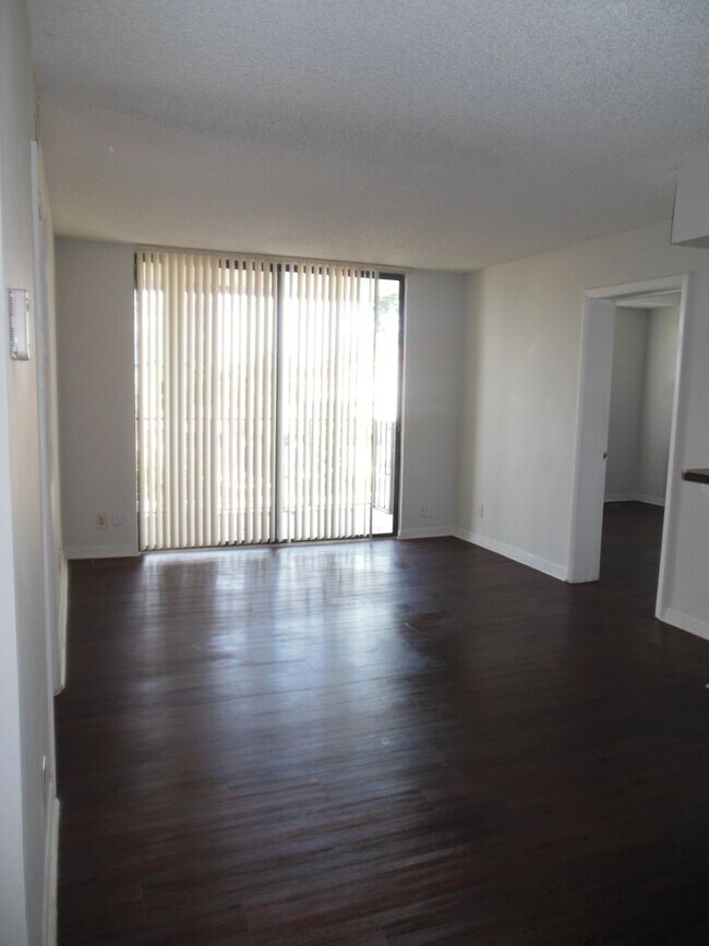 Foto del edificio - TWO BEDROOM TWO BATHROOM!!  WATERFRONT COMMUNITY