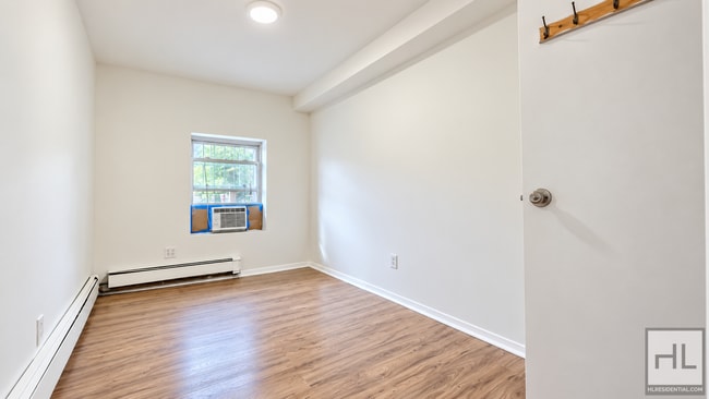 Building Photo - Spacious 2BR with Oversized Living Room in Astoria