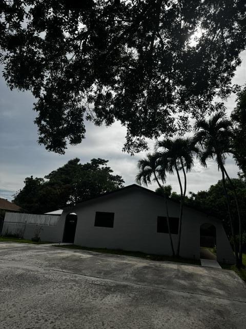 Building Photo - 1871 Forest Ave