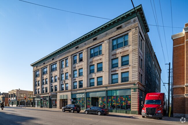 Foto del edificio - 601-615 W Historic Mitchell St