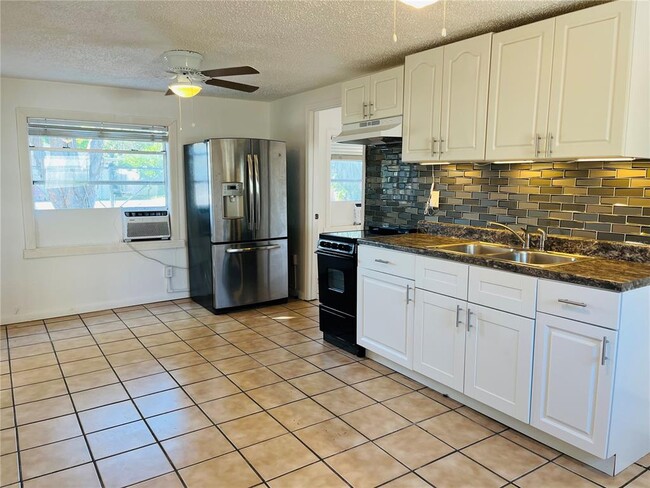 Building Photo - 618 25th St W