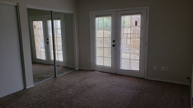Foto del edificio - 2 bed 2 bath single story townhome - Gated...