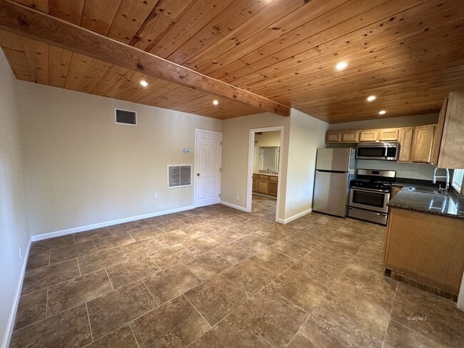 Building Photo - Center of Town 1 Bedroom