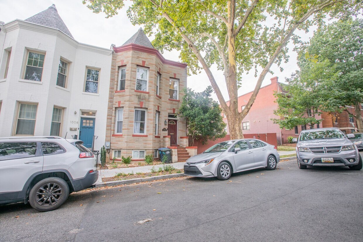 Primary Photo - Charming 3 BR/2.5 BA Townhome in Columbia ...