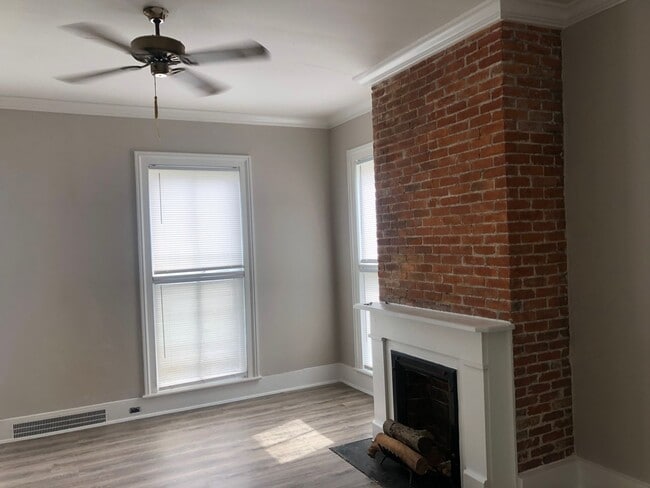 Building Photo - 413 E Adams St