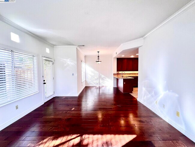 Building Photo - 6180 Lakeview Cir