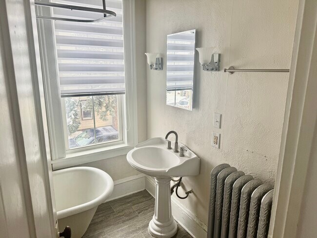 Light open bathroom - 52 Genesee St