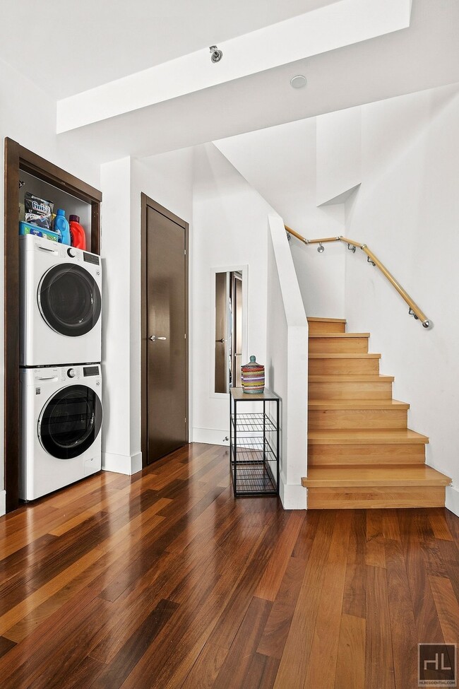 Foto del edificio - Duplex Penthouse with City and River Views + Pool