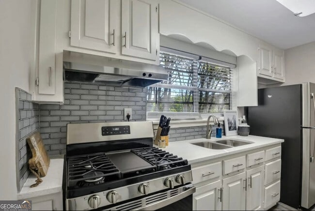 Building Photo - 50 Oak St