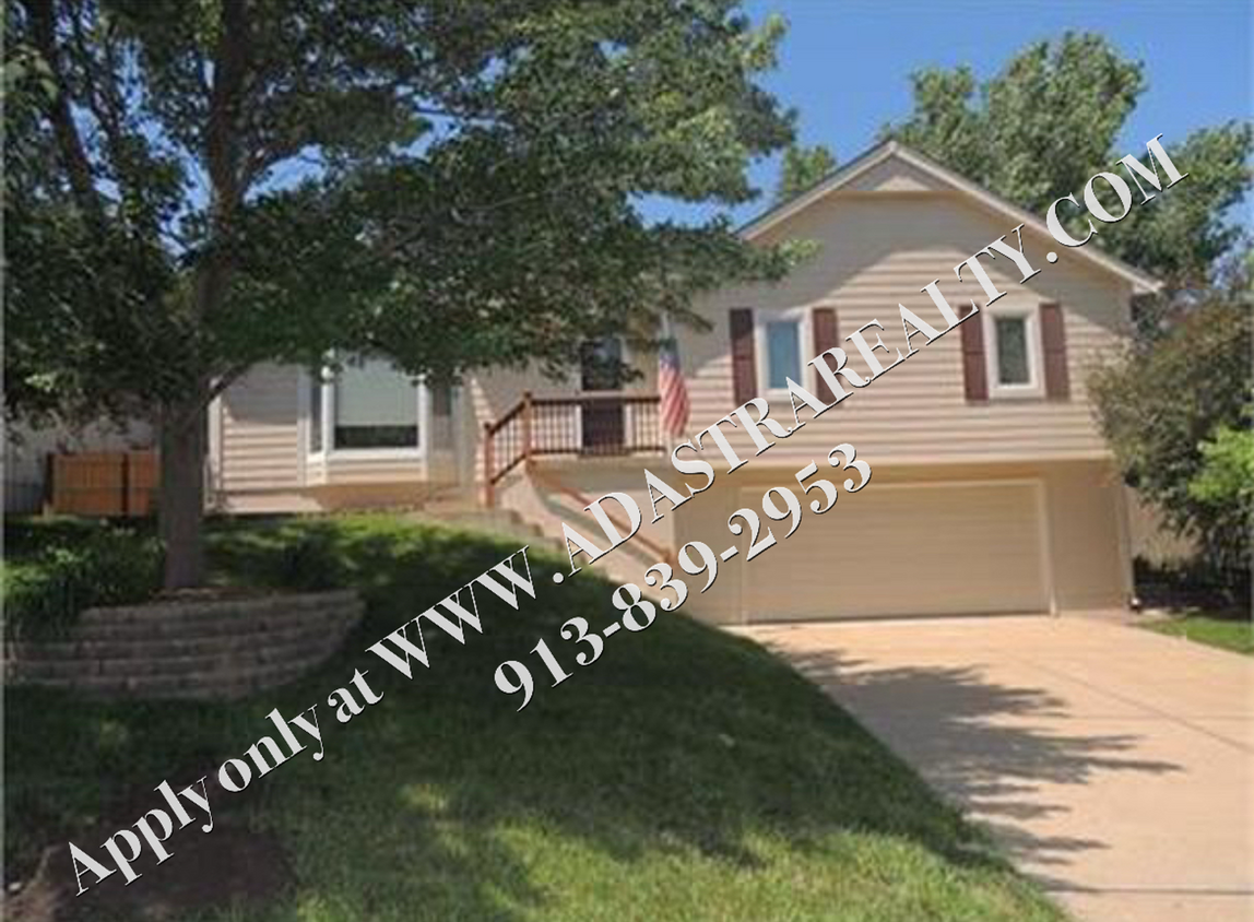 Foto principal - Beautiful 3 Bed 2 Bath Home in Olathe-Avai...