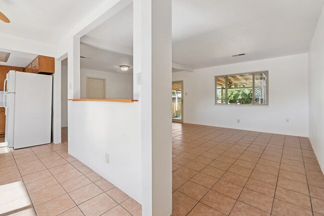 Foto del edificio - Immaculate, newly updated 3-bedroom, 2 bat...
