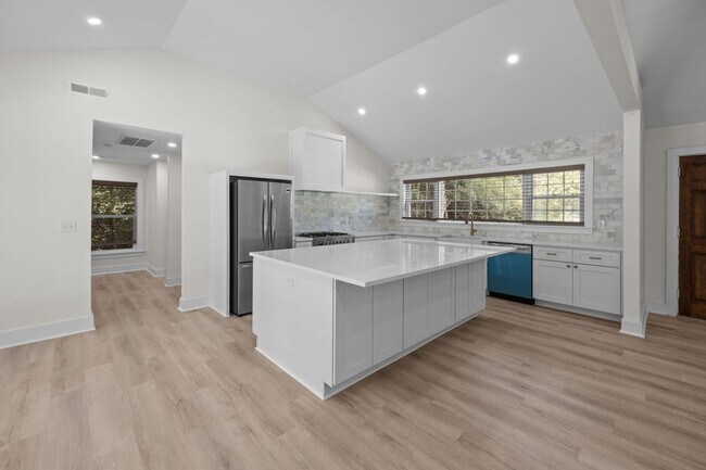 Foto del edificio - Impeccably Renovated Brick Ranch on James ...