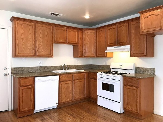 Foto del edificio - 1557 W 204th St