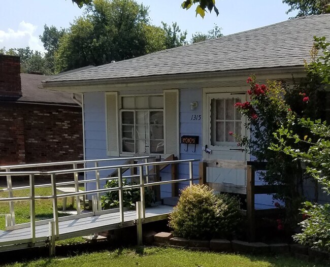 Building Photo - 1315 S Parker Dr