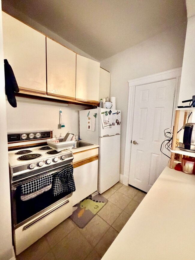 Foto del edificio - 829-833 Beacon Unit 103