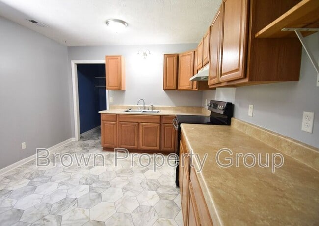 Building Photo - 7546 Southgate Rd