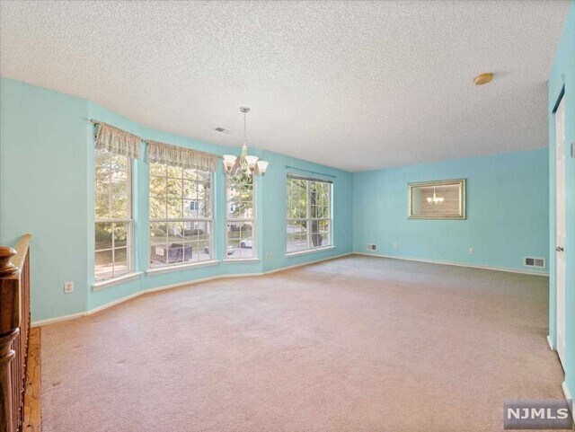 Foto del edificio - 240 Larch Ln
