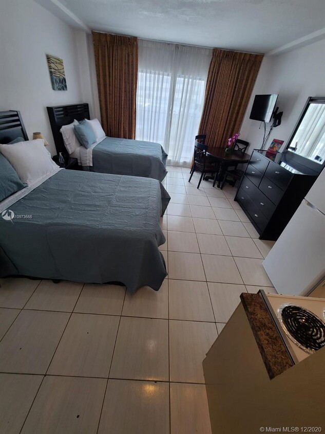 Foto principal - 6345 Collins Ave
