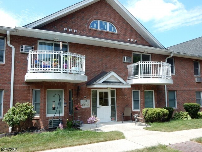 Building Photo - 37 Jane Dr