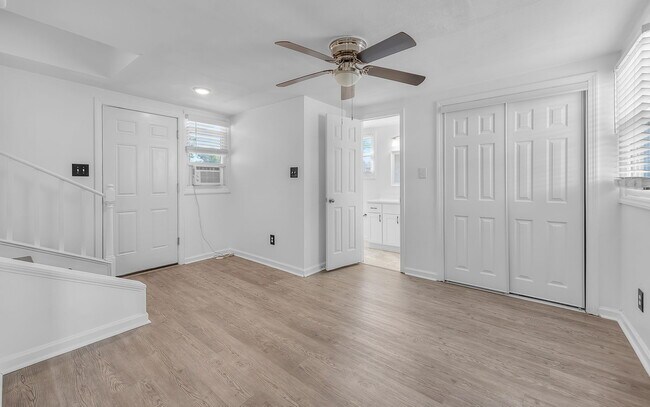 Foto del edificio - 8308 Nathan Ave