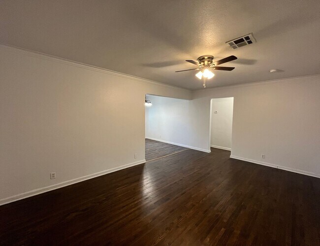 Foto del edificio - Adorable 2 bedroom 1 bathroom home with a garage!