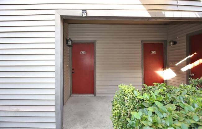 Building Photo - 2025 Augusta Dr