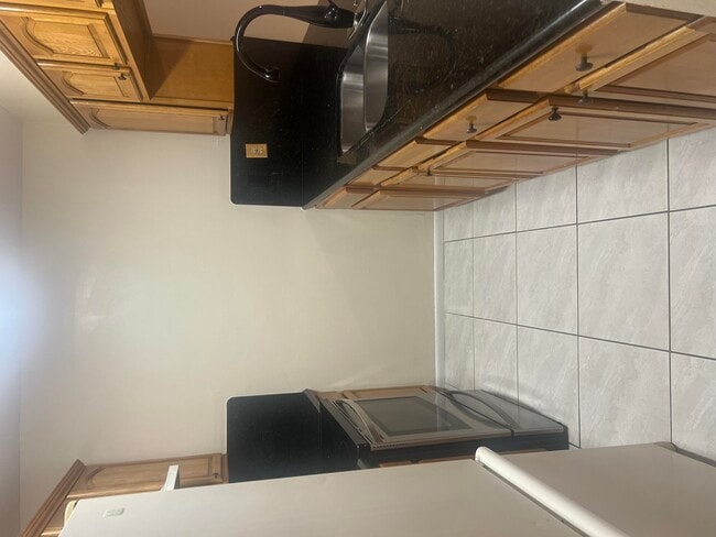 Foto del edificio - 2073 E Bond Dr