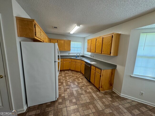 Building Photo - 205 Silver Fox Dr