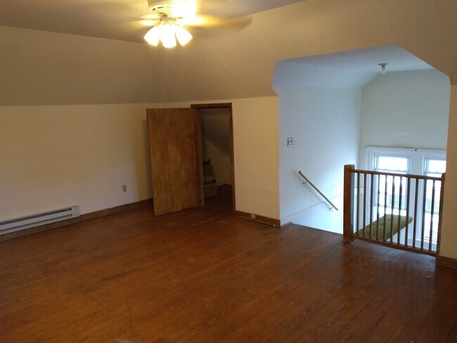 Loft/bedroom pic #2 - 419 Summit Ave