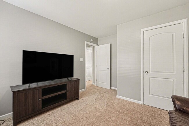Foto del edificio - 1028 Forest Glen Dr