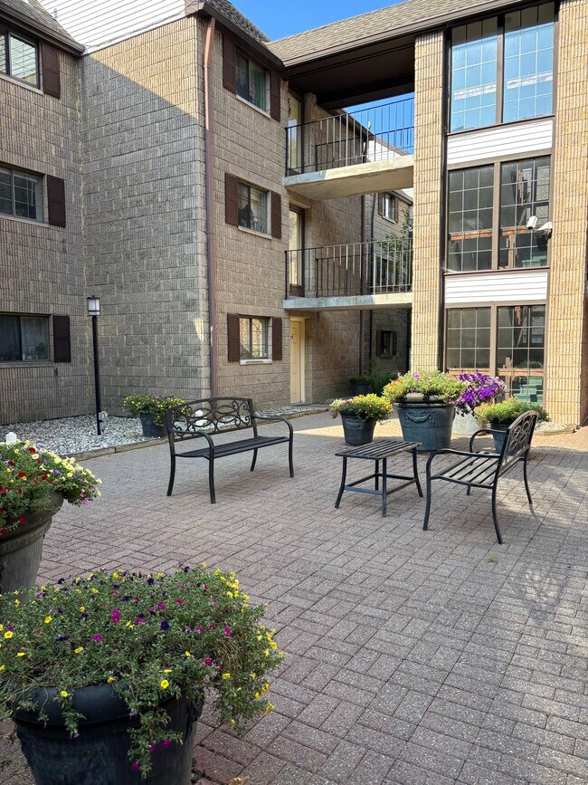 Foto del edificio - 181 Loomis Dr