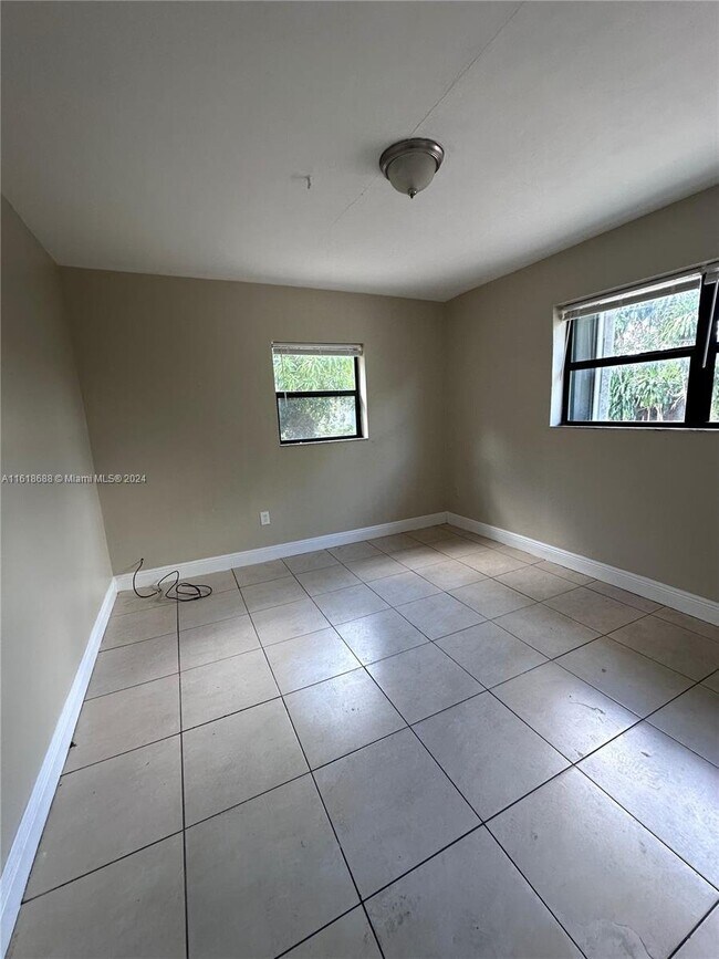 Foto del edificio - 320 NW 33rd Ave