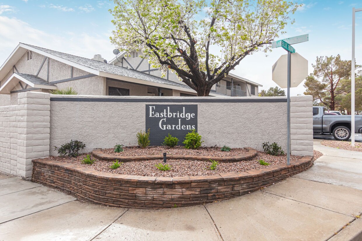 Primary Photo - Renovated 2 bedroom furnished condo