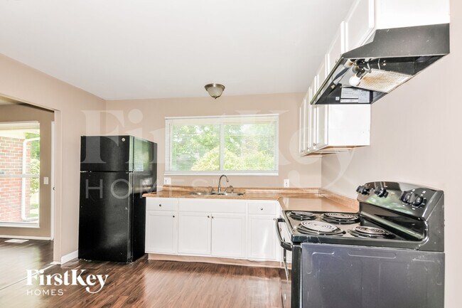 Building Photo - 2415 Greenbriar Dr