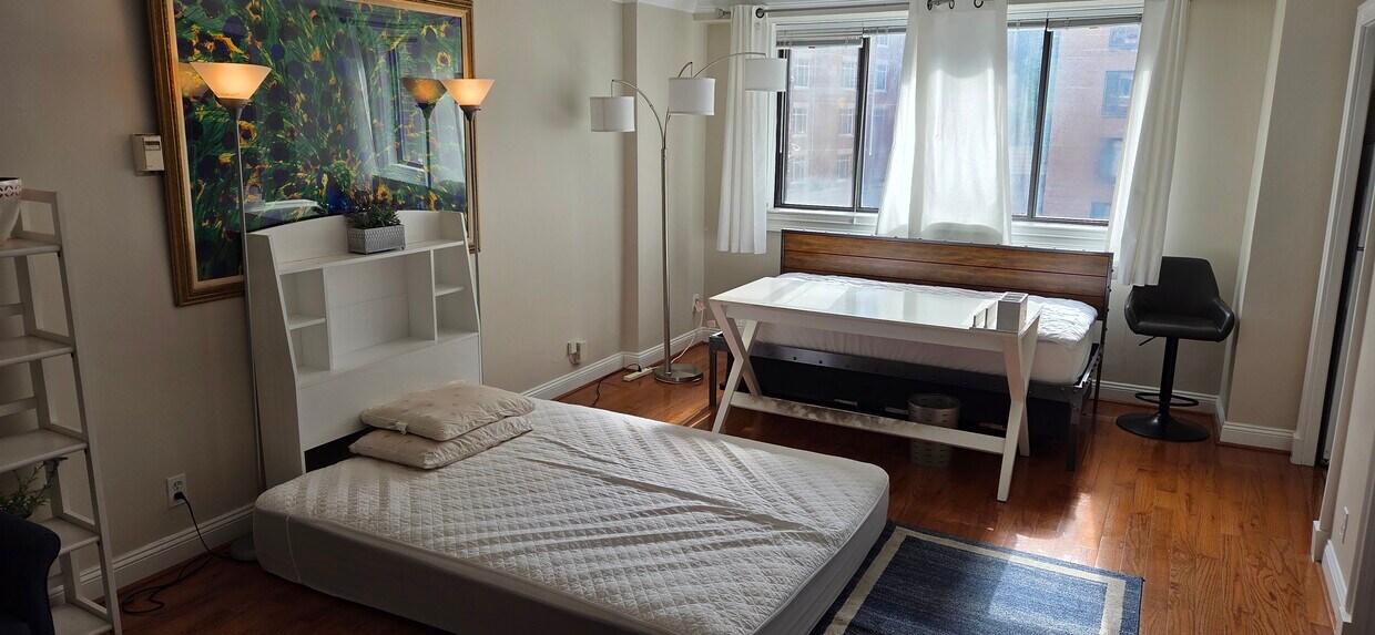 Living area - 1420 N St NW